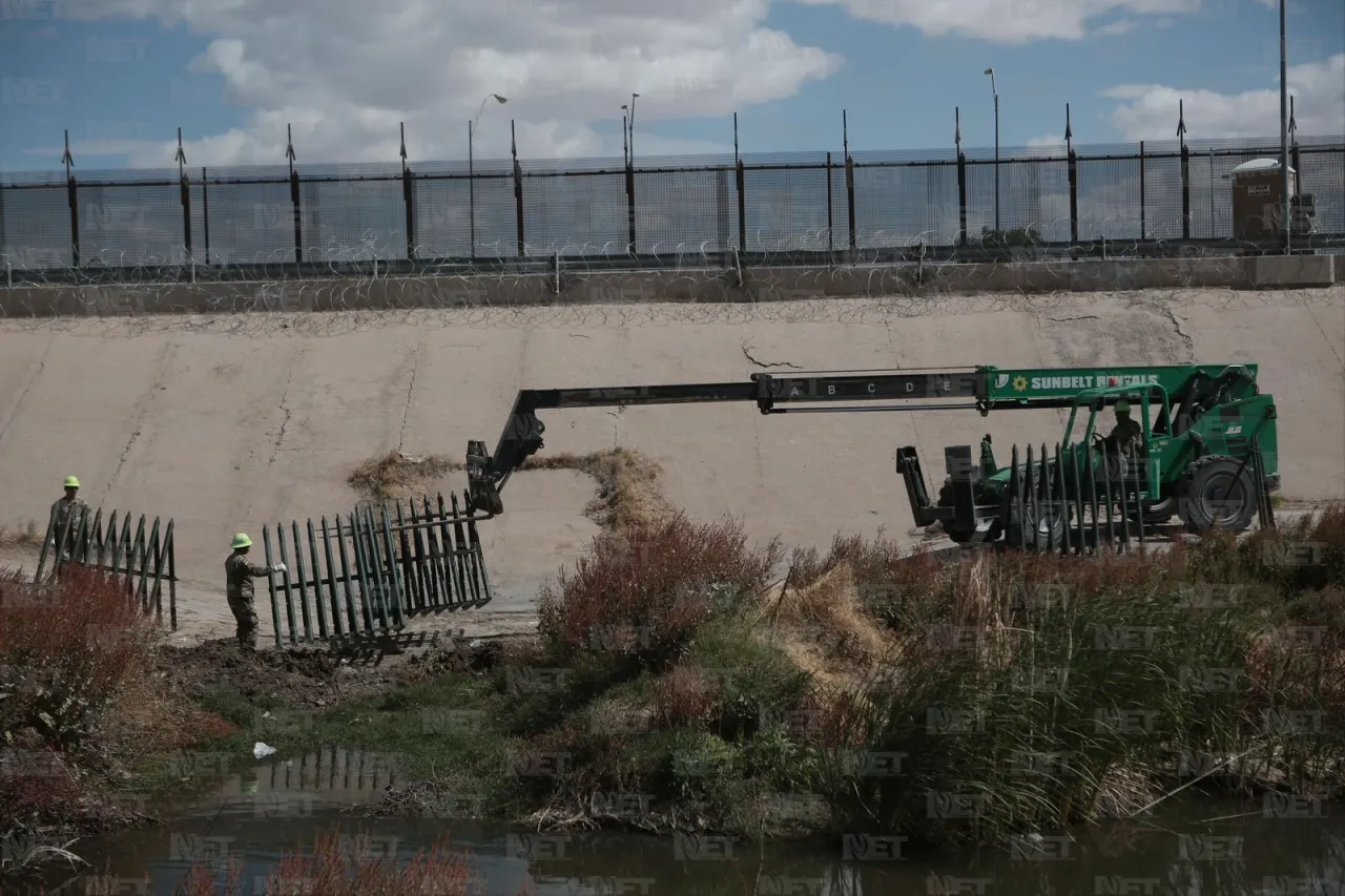 Retiran del bordo alambre de púas usado para contener a migrantes