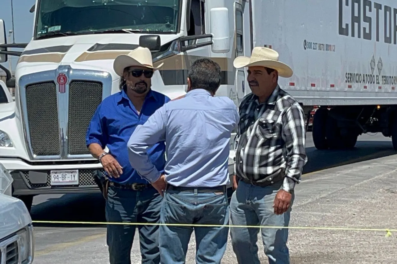 Cierran productores de leche la carretera Panamericana cerca de Meoqui