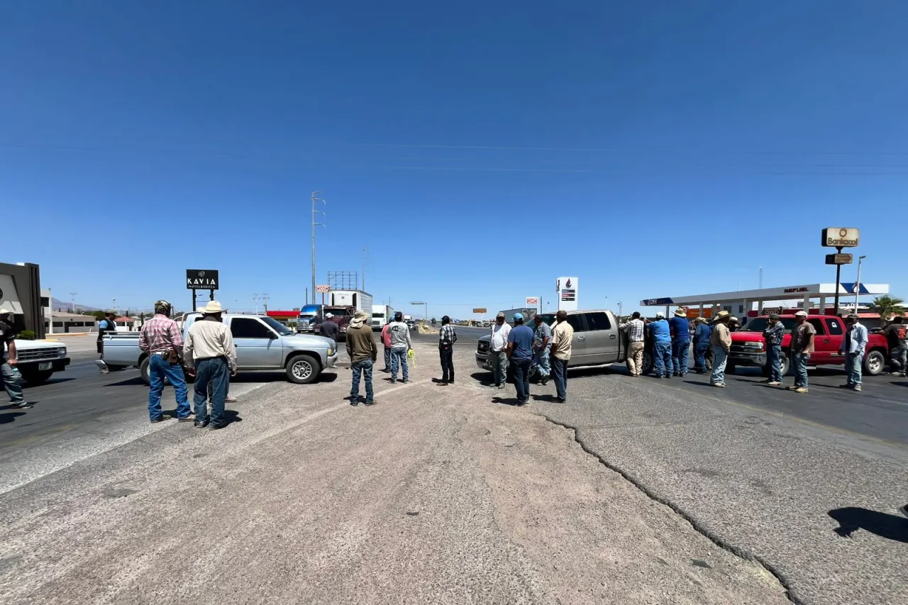 Cierran productores de leche la carretera Panamericana cerca de Meoqui
