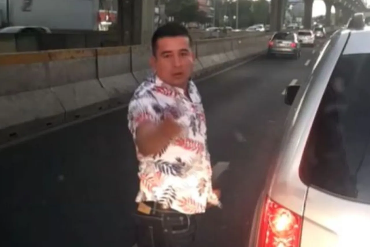 Le cierra el paso a ambulancia que llevaba paciente y 'agrede' a paramédicos