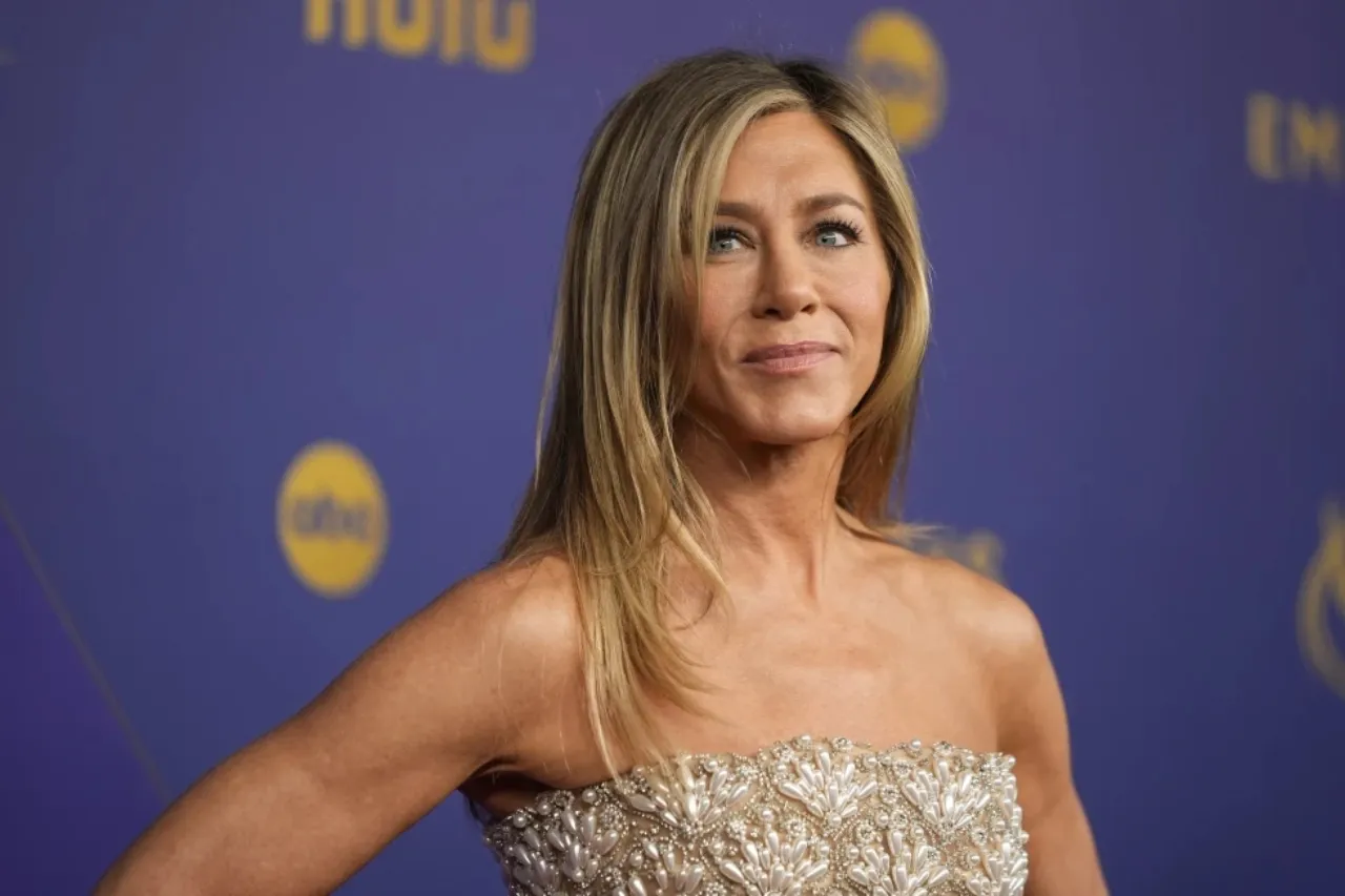 Hombre estrella su auto contra la casa de Jennifer Aniston
