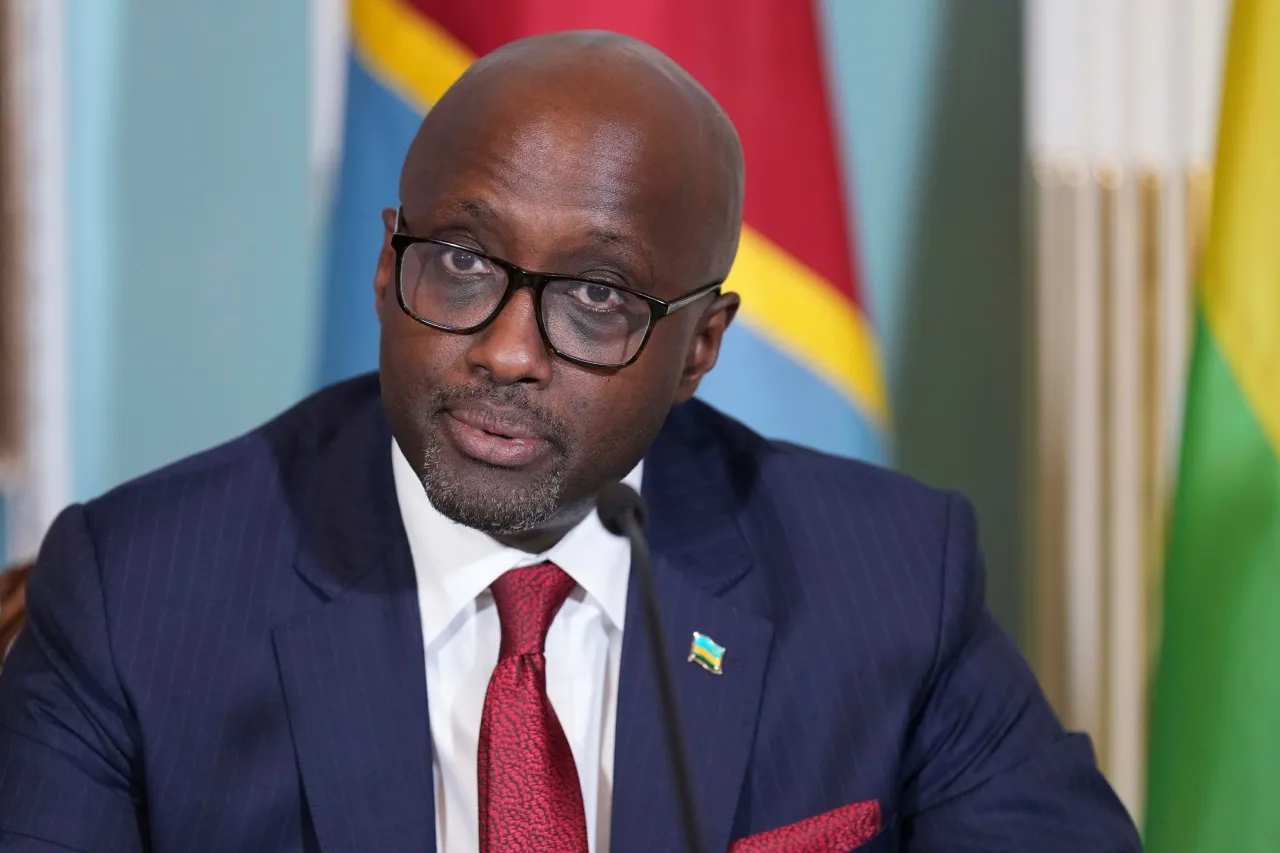 Ruanda negocia con EU para recibir deportados de terceros países