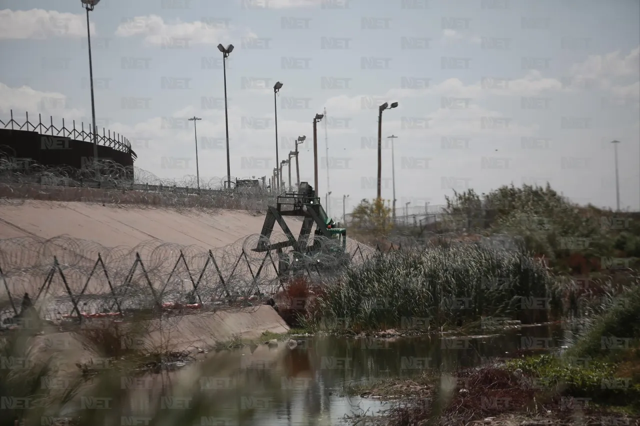 Retiran del bordo alambre de púas usado para contener a migrantes