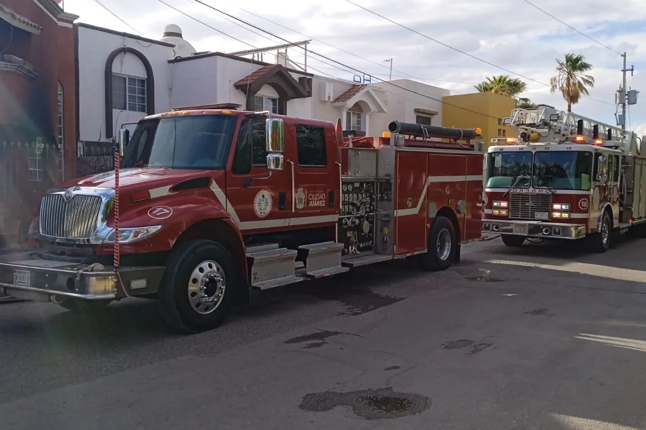 Evitan bomberos que casa se quemara