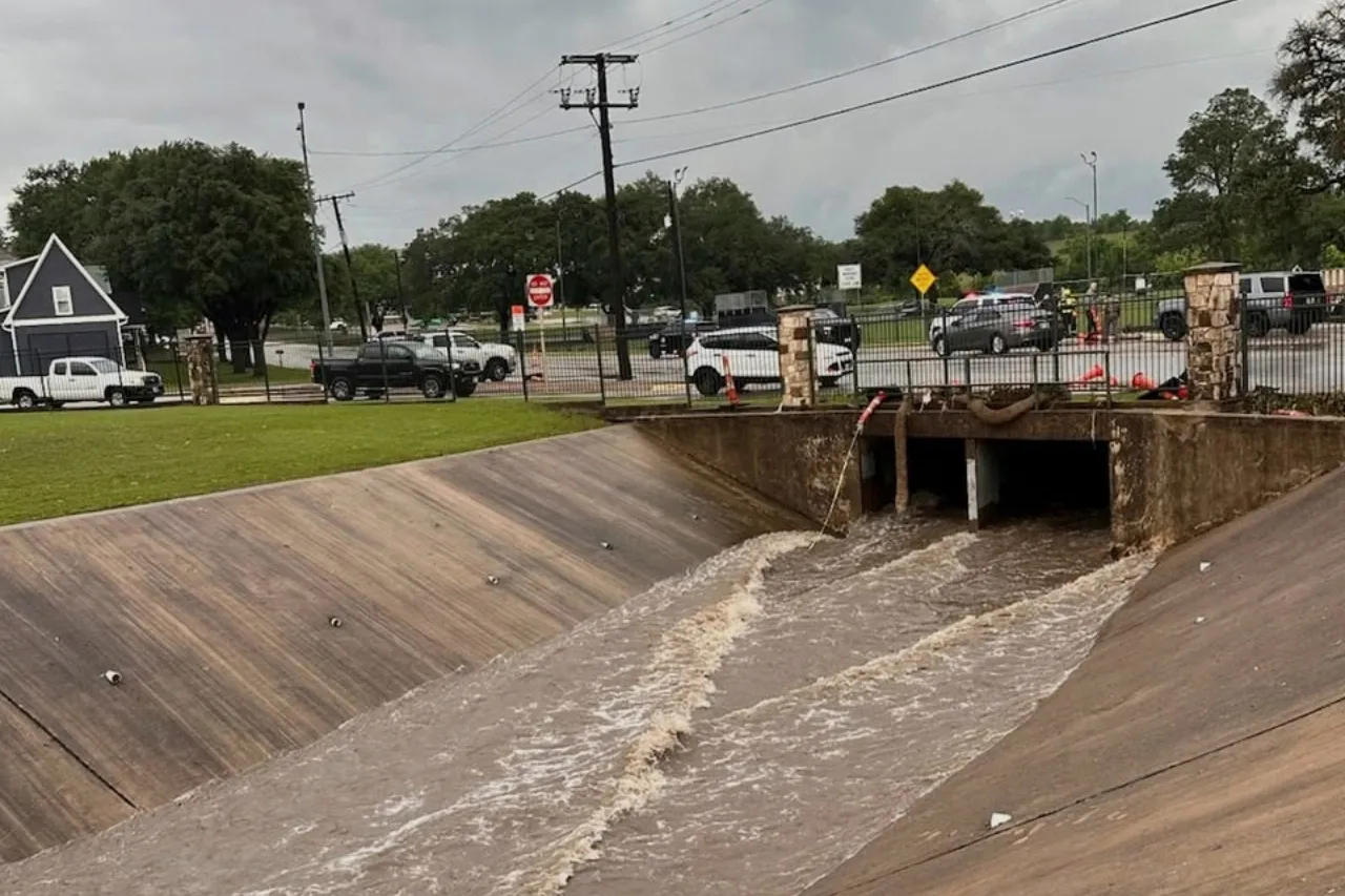 Rescatistas recuperan cuerpo de niña desaparecida en inundaciones en Texas
