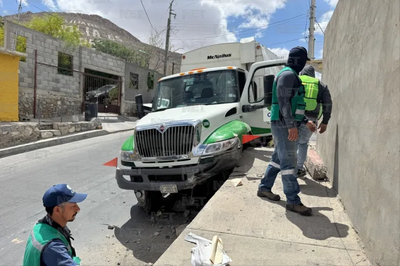 Juárez: Choca camión de basura tras quedarse sin frenos