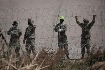Retiran del bordo alambre de púas usado para contener a migrantes