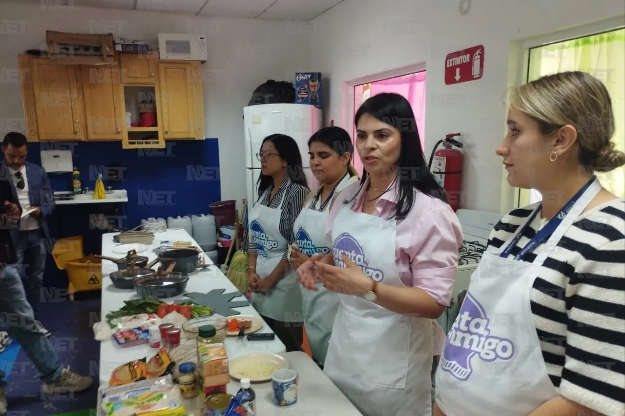 Dan opciones de recetas a beneficiarios de despensas
