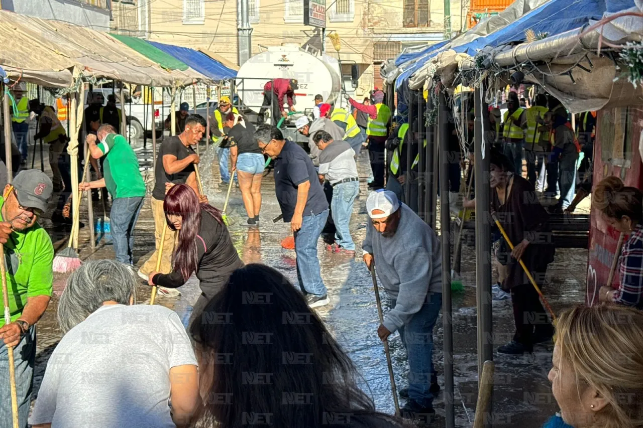 Comerciantes y Limpia asean las calles del Centro Histórico