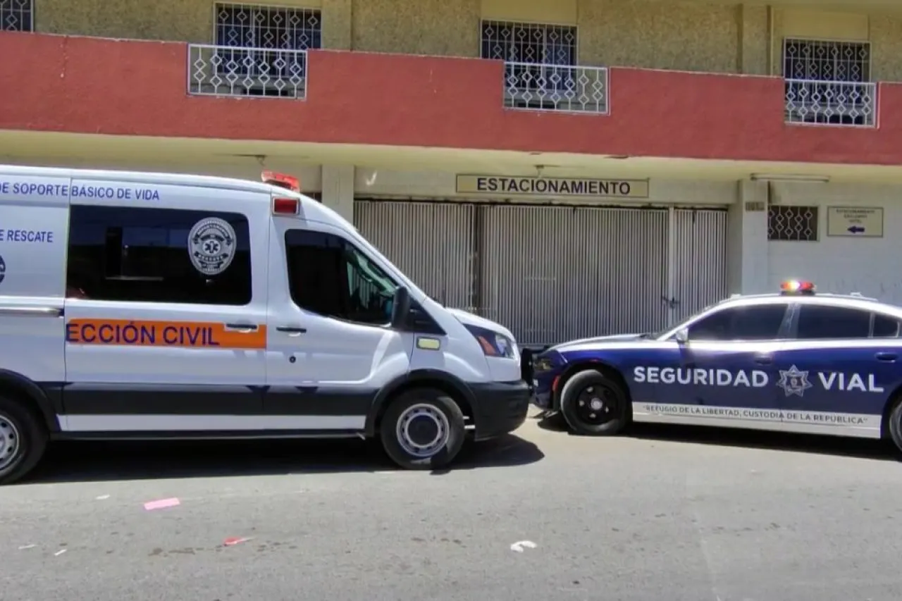 Se atraviesa entre los carros y lo atropellan en la Barrio Alto