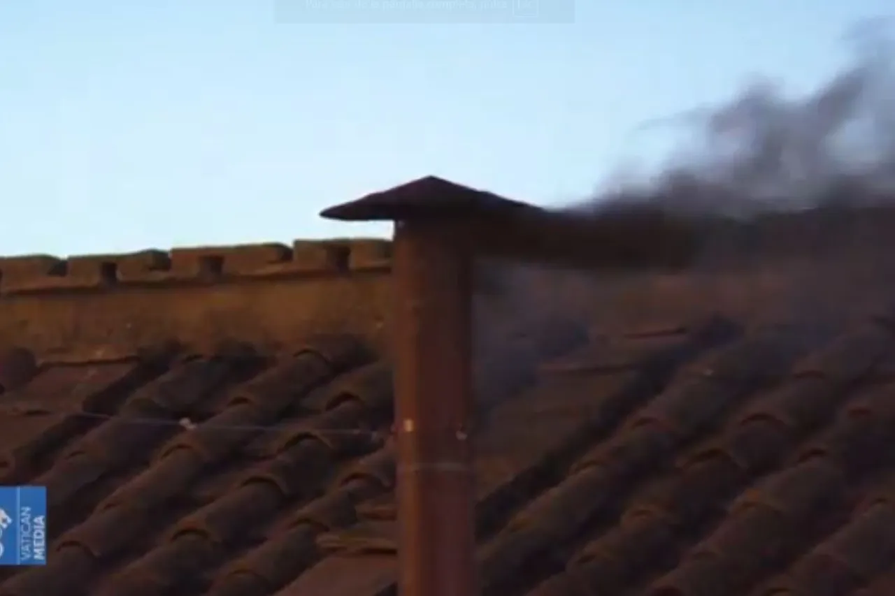 Sale humo negro de la chimenea del Vaticano; no hay Papa tras primera votación