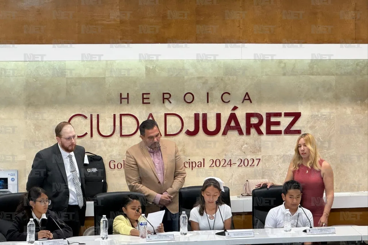Participan niños en Cabildo como funcionarios municipales