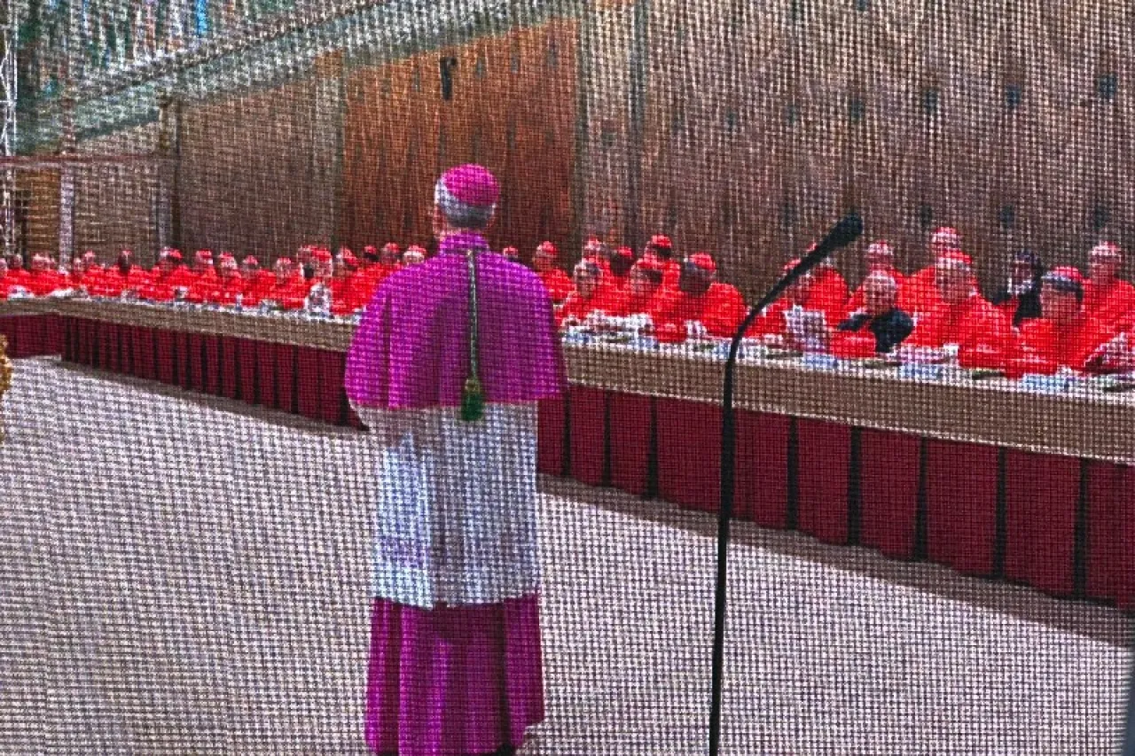 Votan los cardenales en la última sesión del primer día del Cónclave