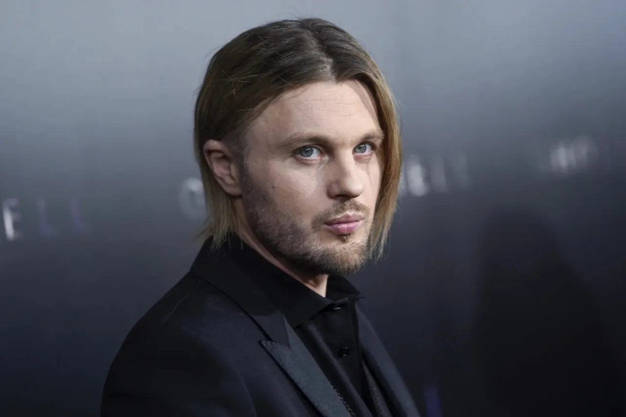 Acusan de abuso al actor Michael Pitt