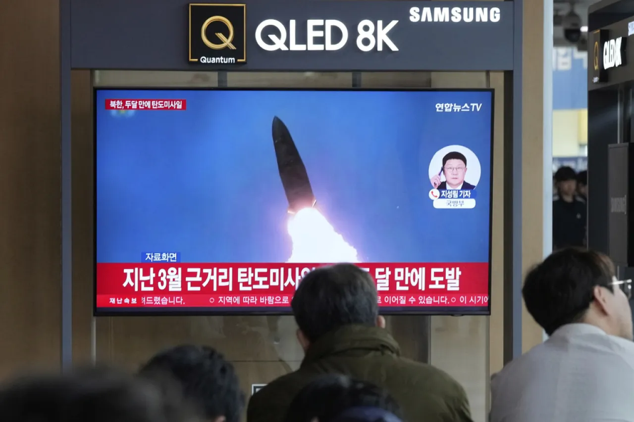 Surcorea dice que Norcorea lanzó misiles hacia sus aguas orientales