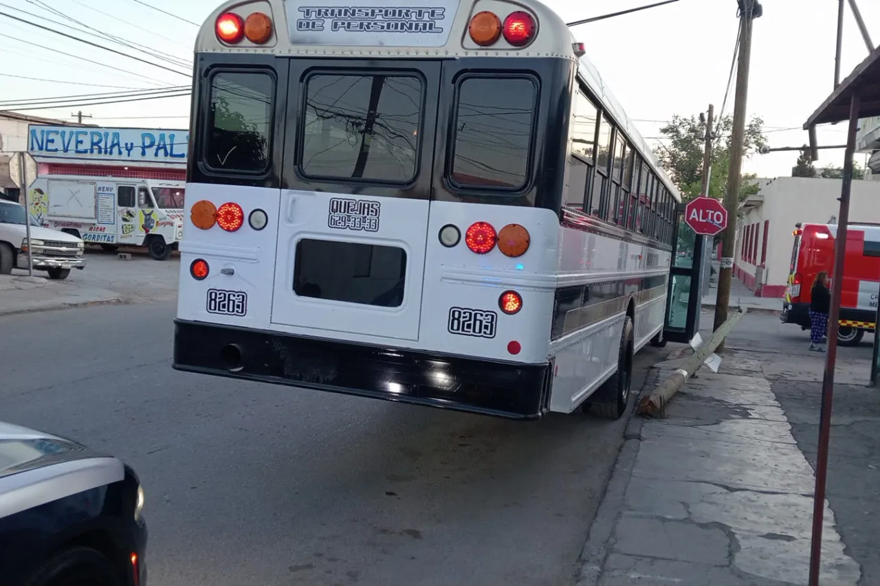Ruta tira poste y cae sobre pareja que caminada por la zona