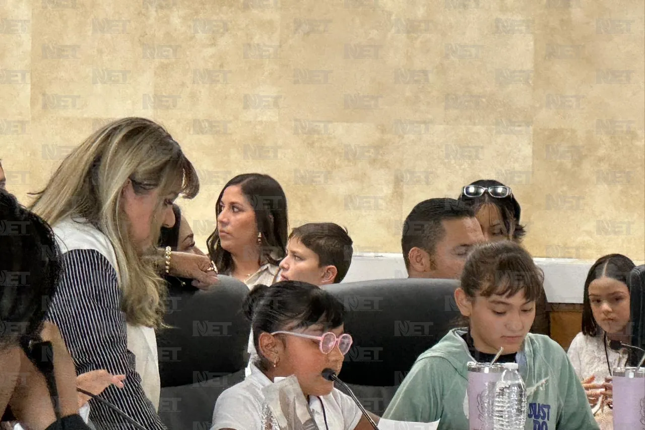 Participan niños en Cabildo como funcionarios municipales