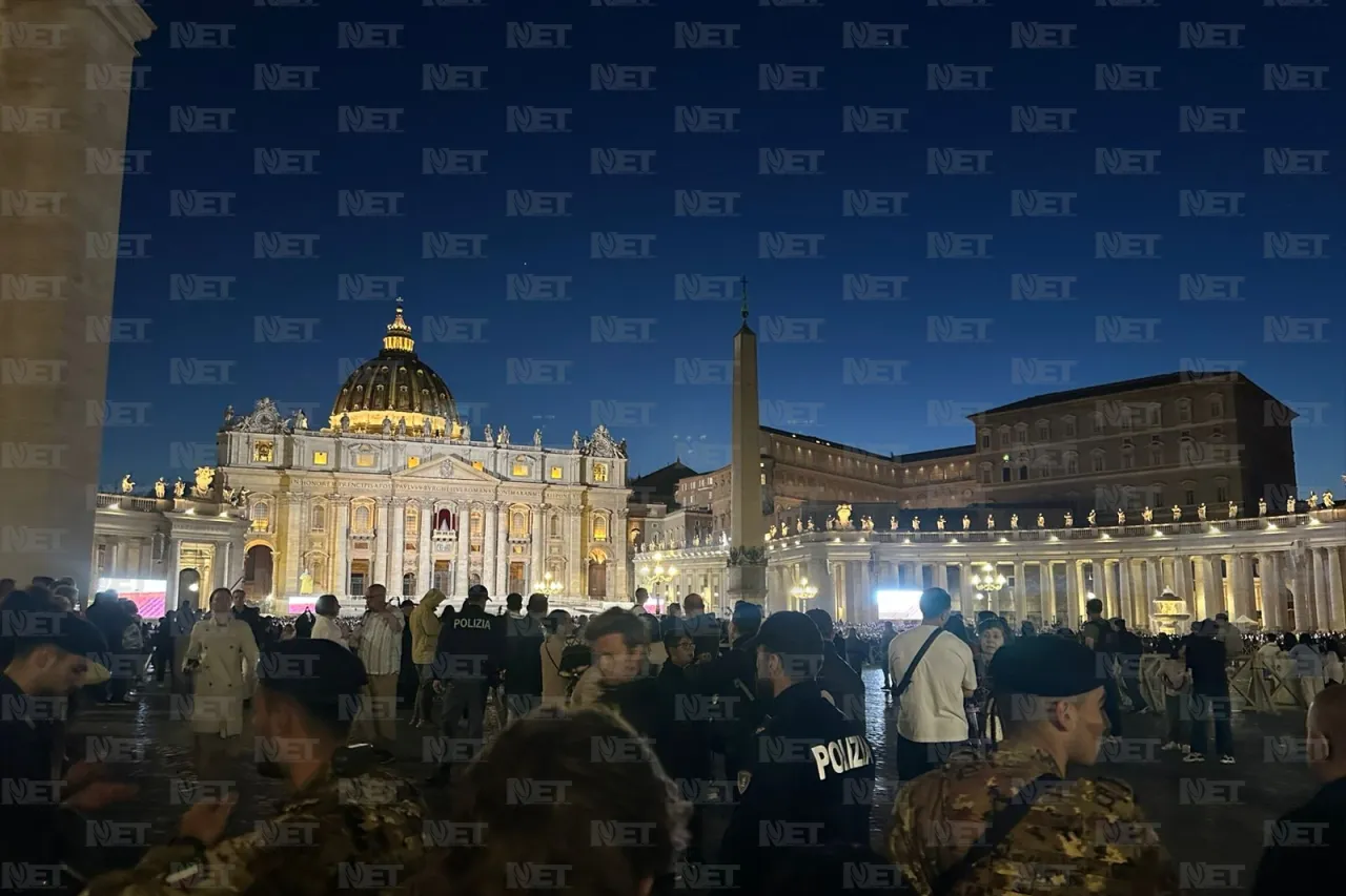 Sale humo negro de la chimenea del Vaticano; no hay Papa tras primera votación