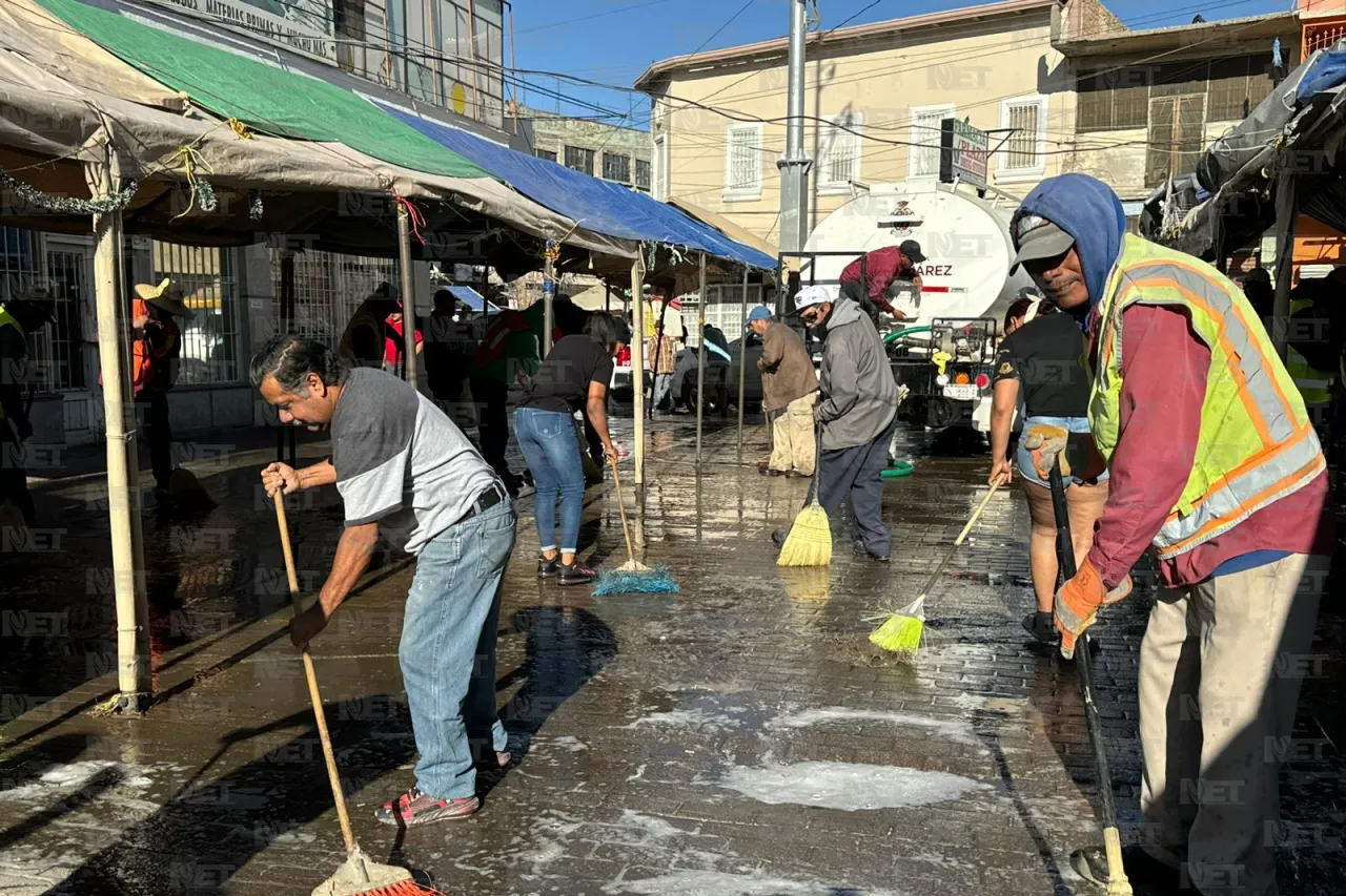 Comerciantes y Limpia asean las calles del Centro Histórico