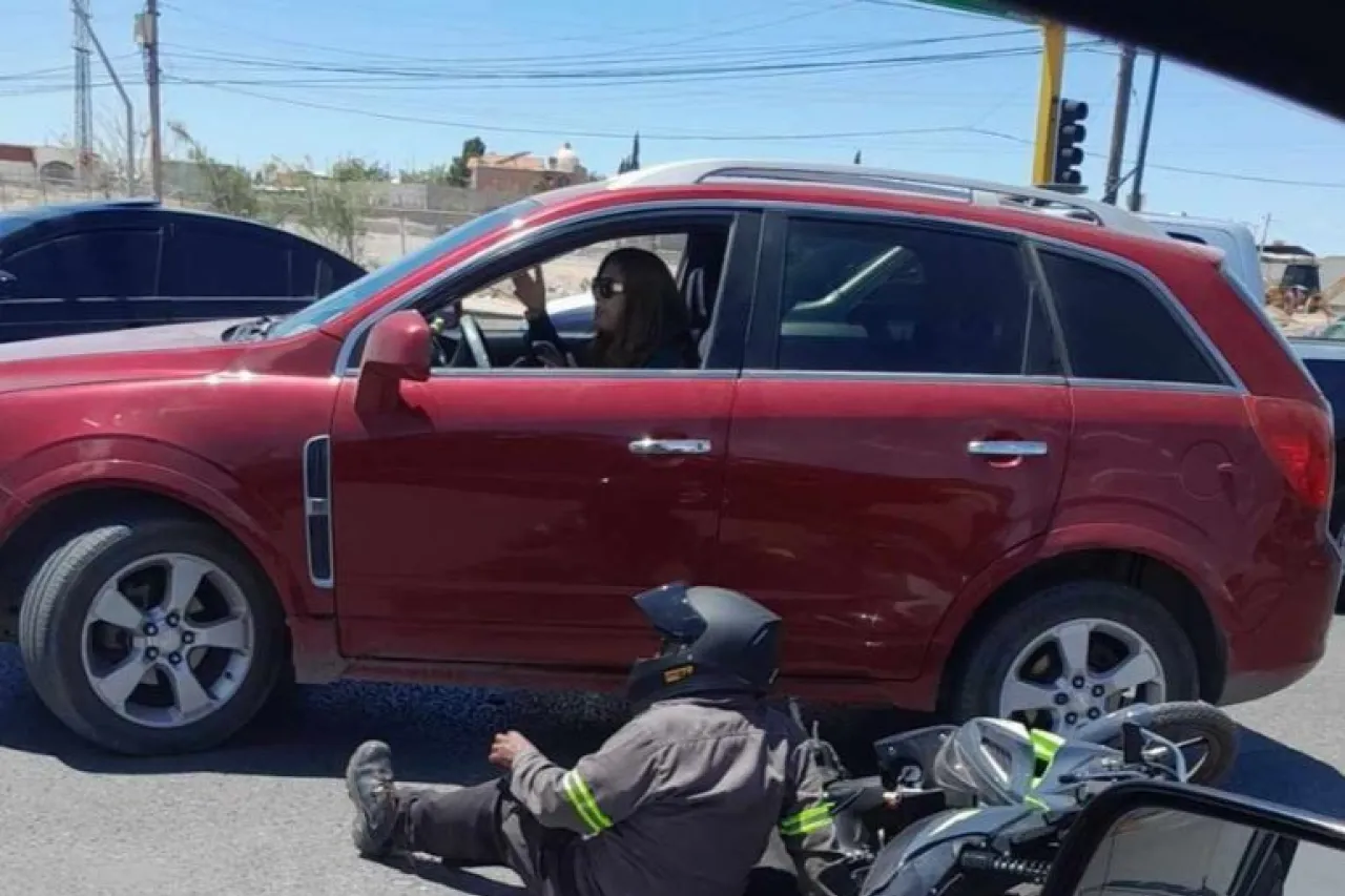 Motociclista queda lesionado tras accidente vial