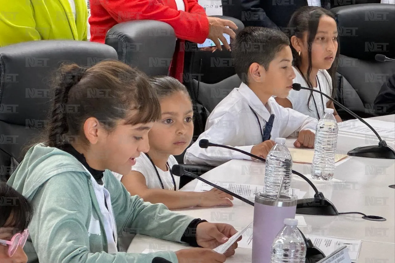 Participan niños en Cabildo como funcionarios municipales