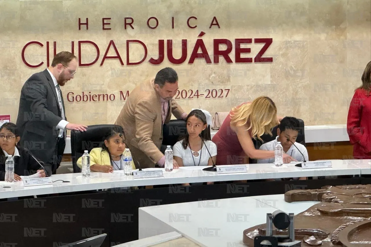 Participan niños en Cabildo como funcionarios municipales