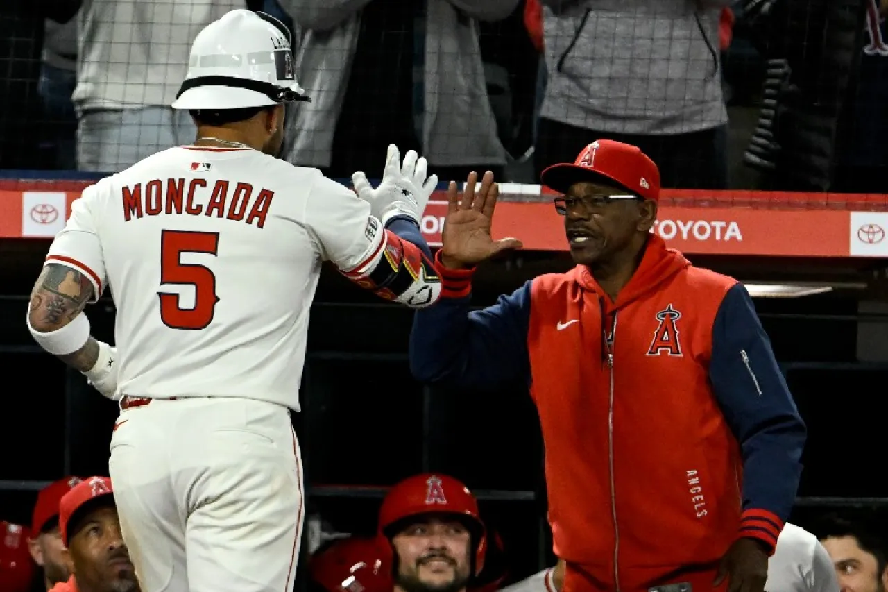 Angelinos prenden bates y le remontan a los Blue Jays