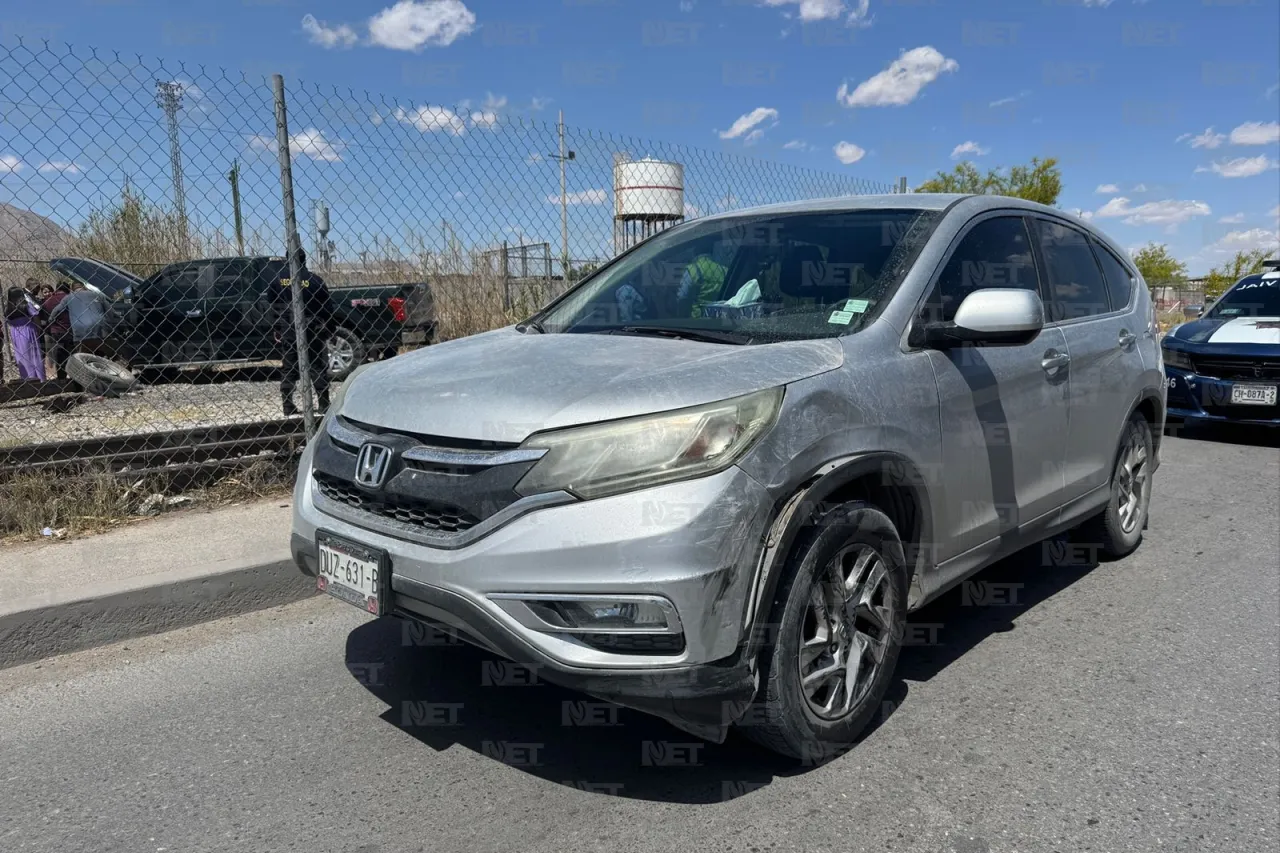 Ford Lobo choca y termina en patios de Ferromex
