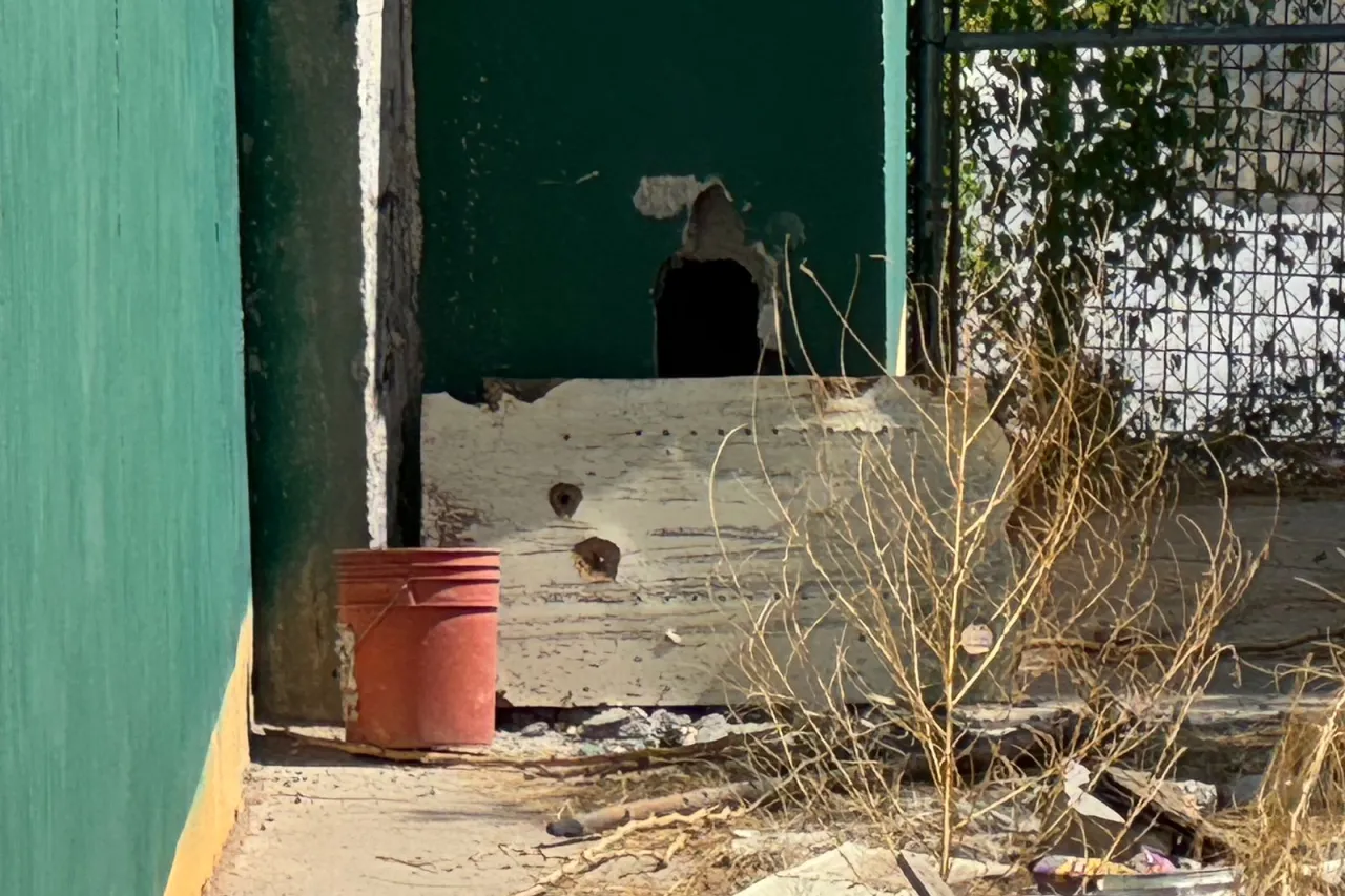 Abren boquete e intentan robar casa de empeño en Arroyo Colorado