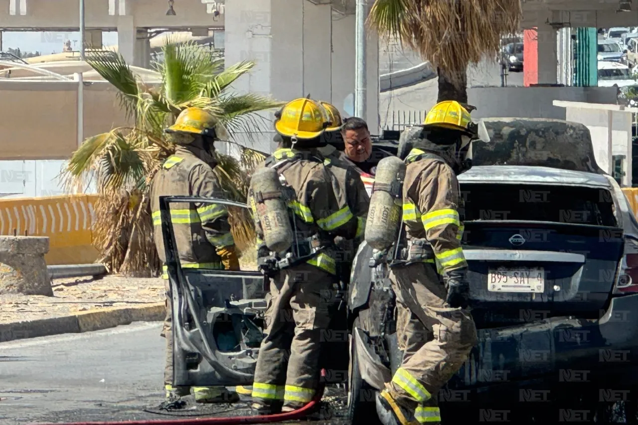 Se incendia auto en el puente Libre