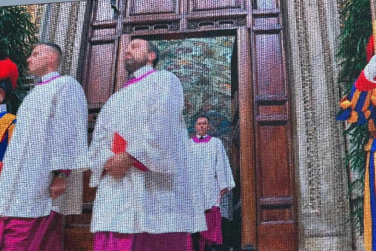 Votan los cardenales en la última sesión del primer día del Cónclave