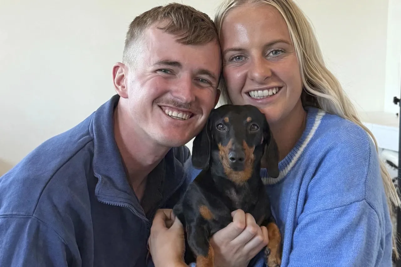 Perrita salchicha miniatura se reencuentra con su familia tras 18 meses perdida