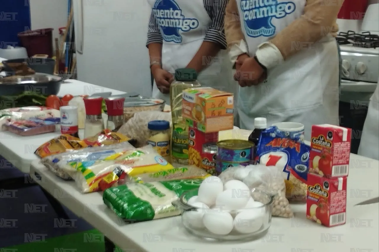 Dan opciones de recetas a beneficiarios de despensas
