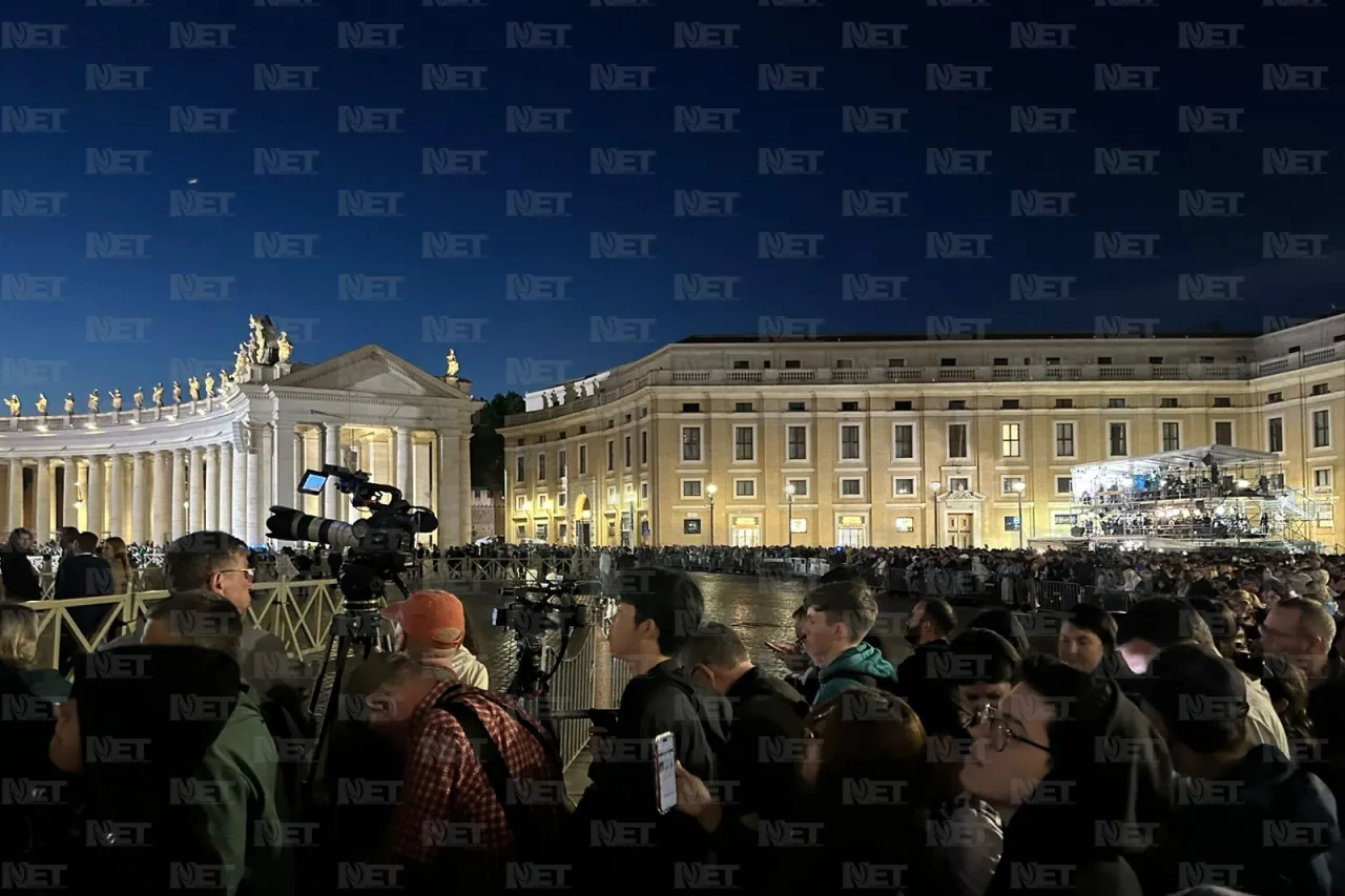Sale humo negro de la chimenea del Vaticano; no hay Papa tras primera votación
