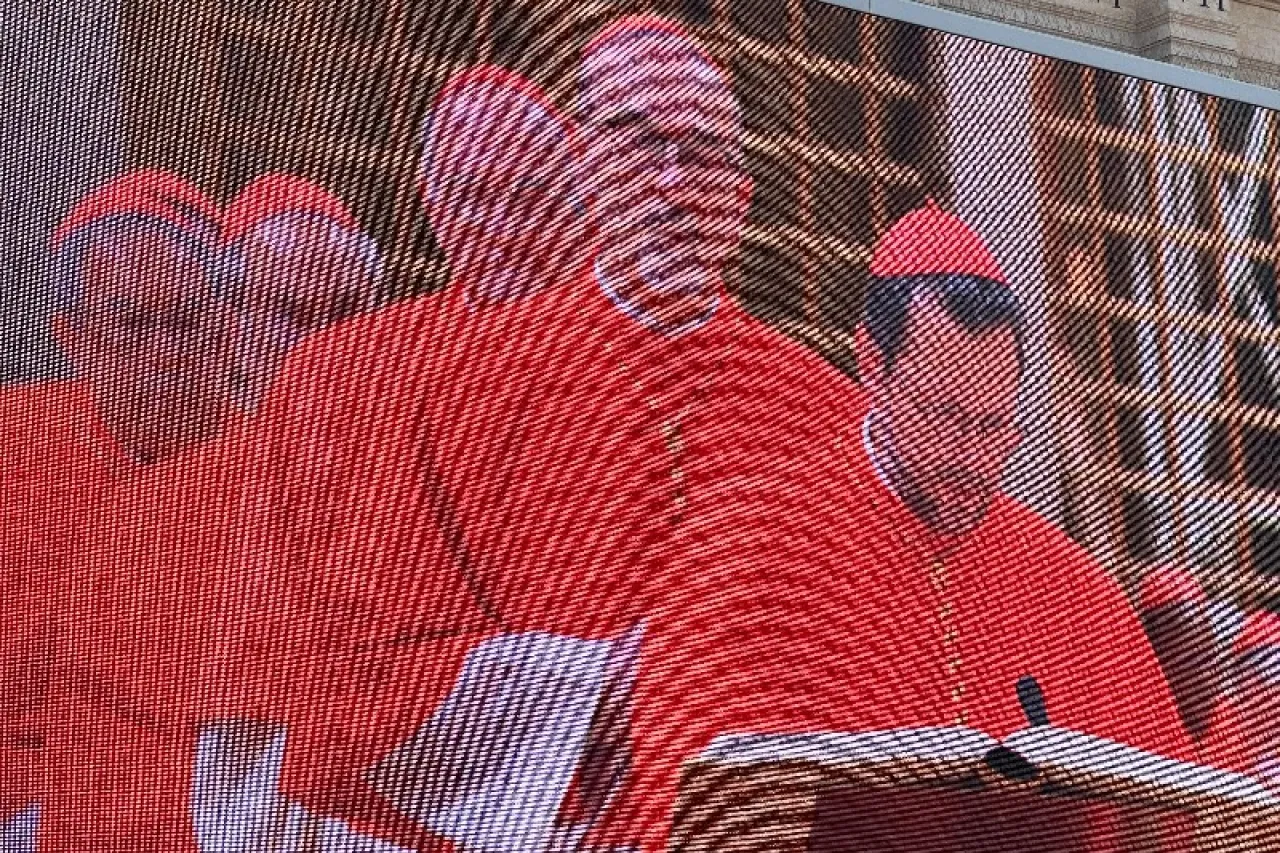 Votan los cardenales en la última sesión del primer día del Cónclave