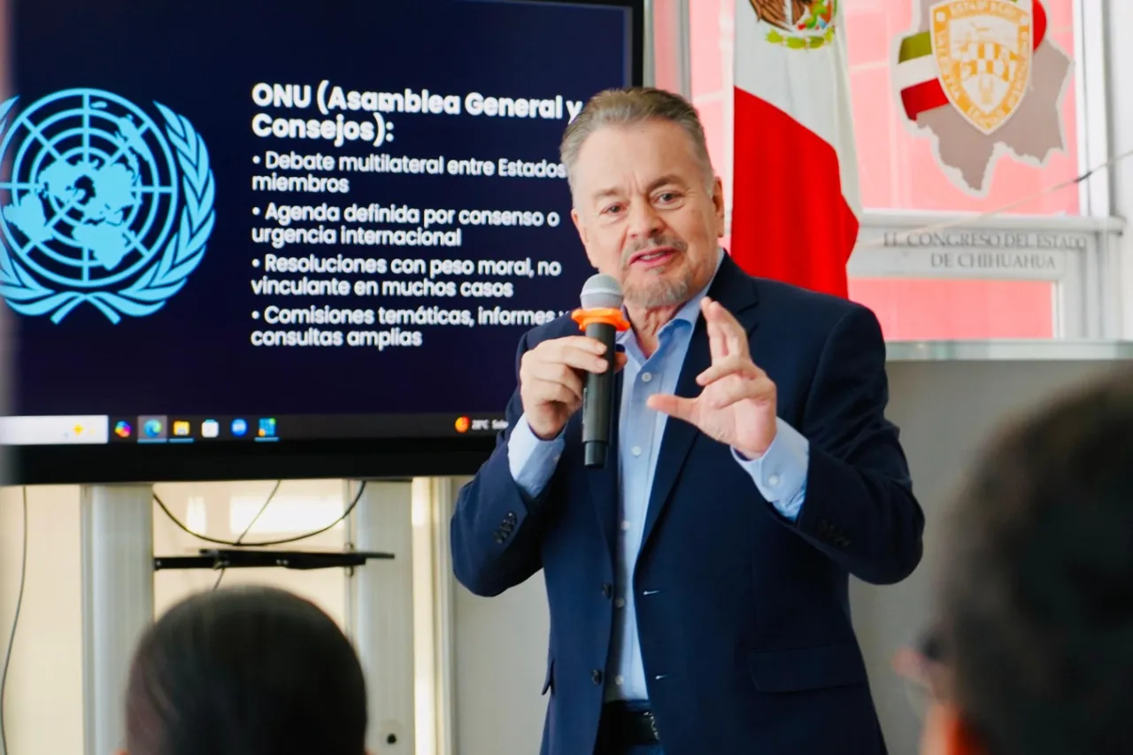 Capacita Mario Vázquez a jóvenes senadores del modelo de Naciones Unidas