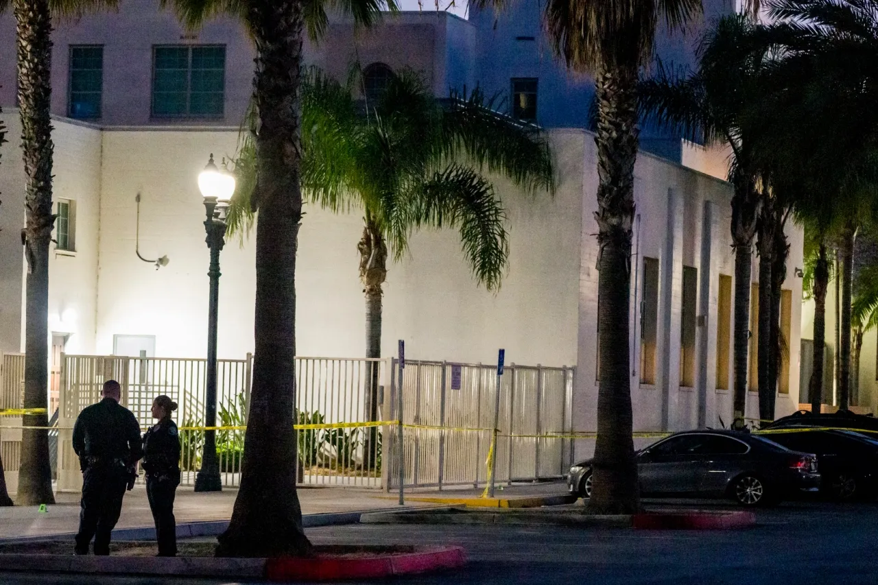 Se entregan dos estudiantes tras apuñalamiento en escuela en California