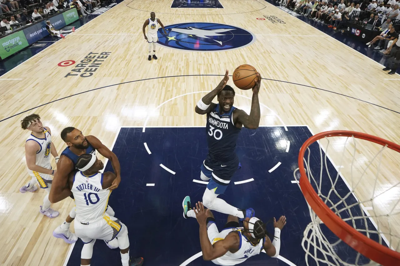 Timberwolves empatan la serie al apalear a Warriors