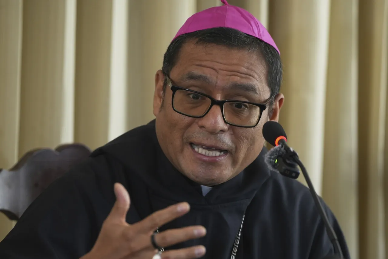 El obispo de Chiclayo defiende a nuevo papa de señalamientos por encubrimientos