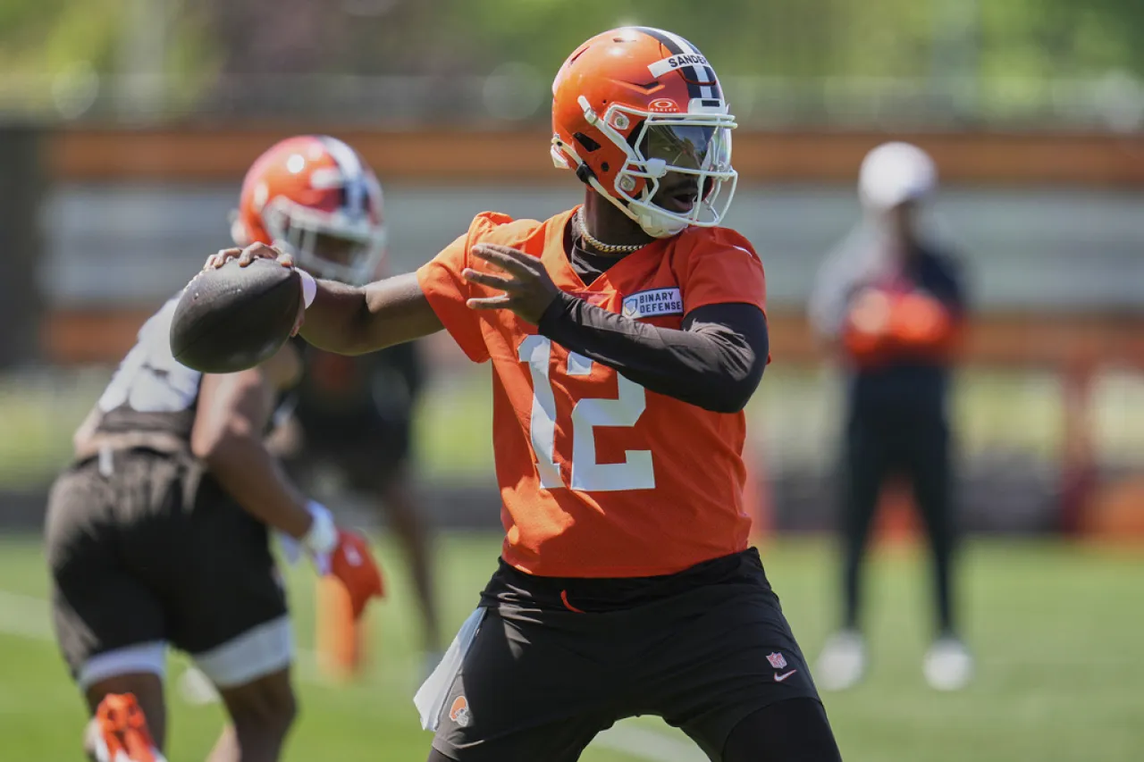 Shedeur Sanders se estrena en el campo de los Browns