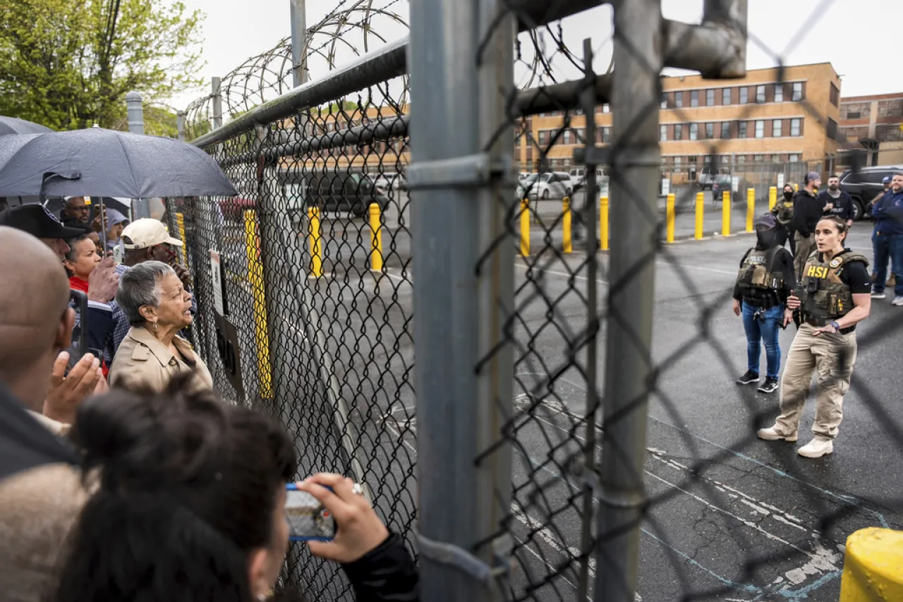 Arrestan a alcalde en centro de detención de migrantes en NJ donde protestaba
