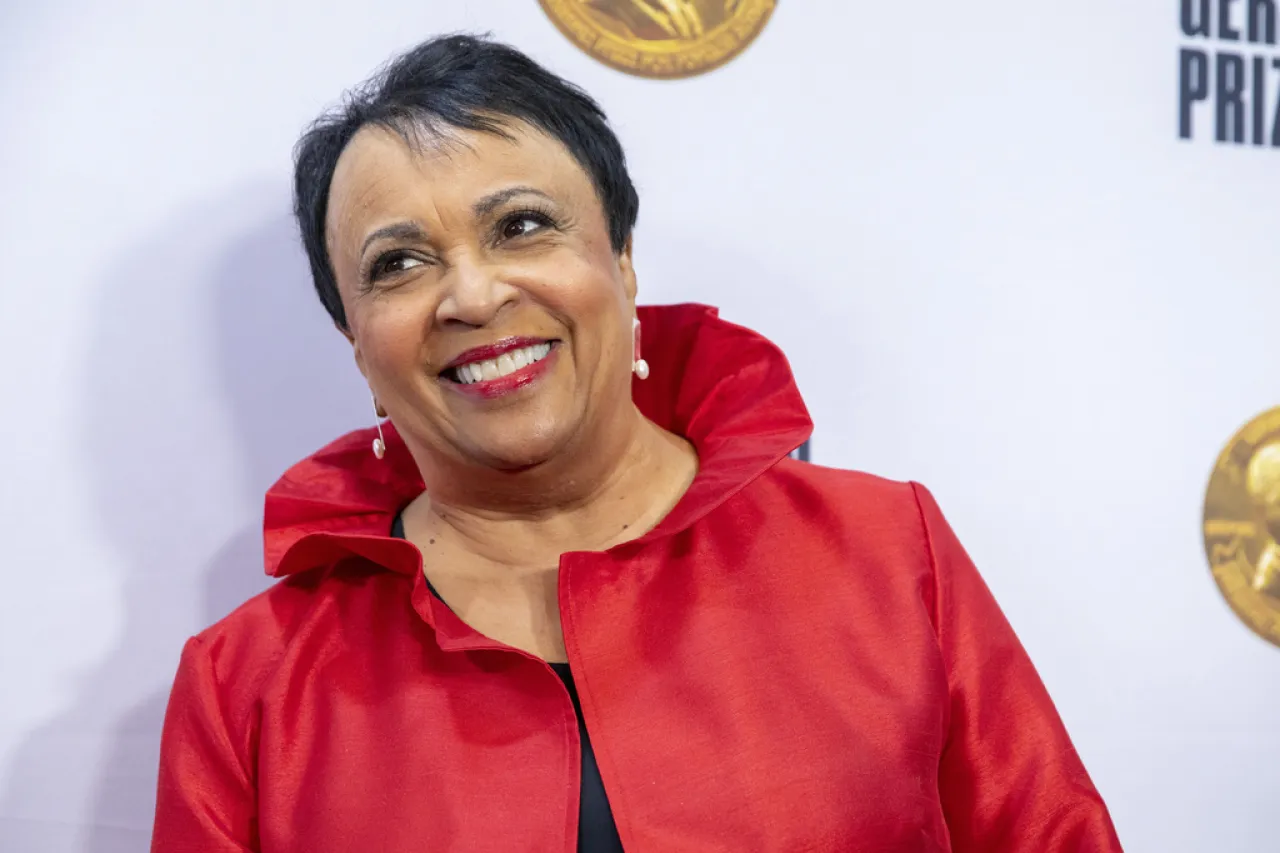 Trump despide a la bibliotecaria del Congreso de EU, Carla Hayden