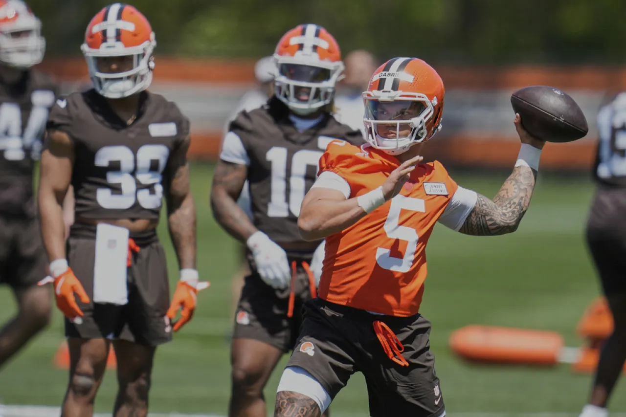 Shedeur Sanders se estrena en el campo de los Browns