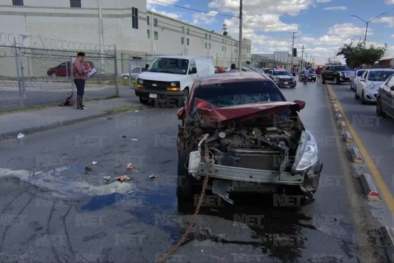 Choque deja una mujer lesionada en el eje vial Juan Gabriel
