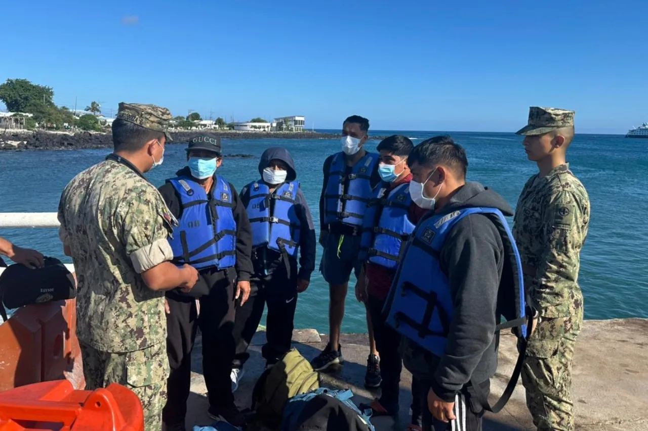 Náufragos peruanos y colombianos llegan a islas Galápagos tras rescate