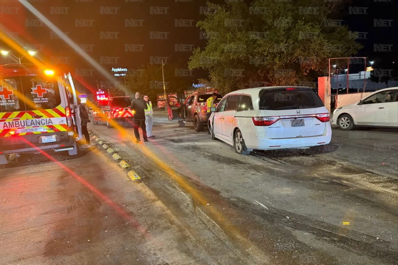 Conductor resulta lesionado tras chocar contra banqueta en la Tecnológico