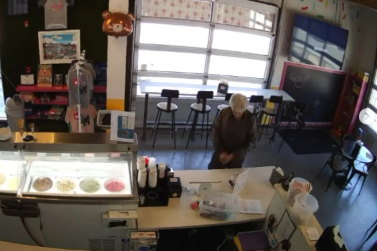 Video: Ingresa negocio y roba dinero del tarro de las propinas