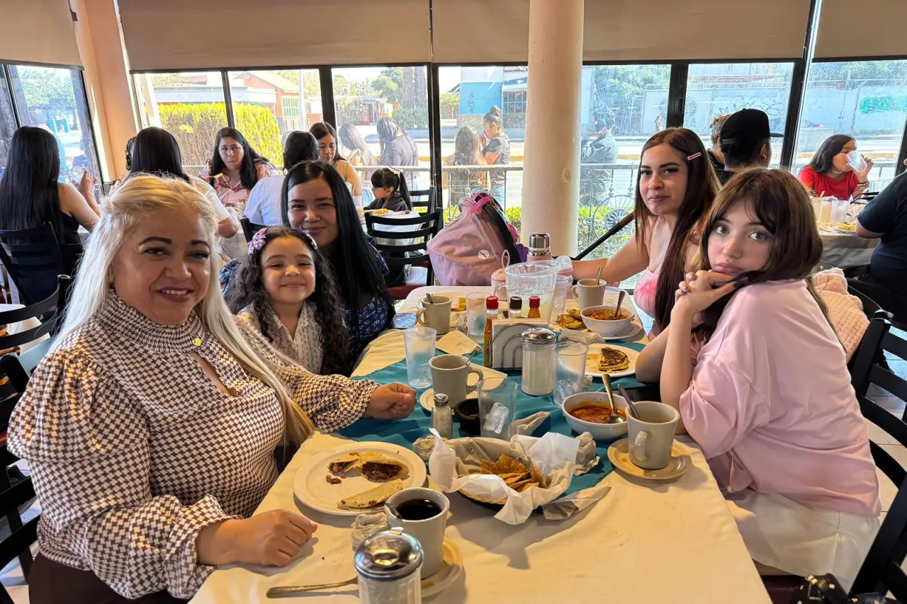 Celebran el Día de las Madres con desayunos y flores en Juárez