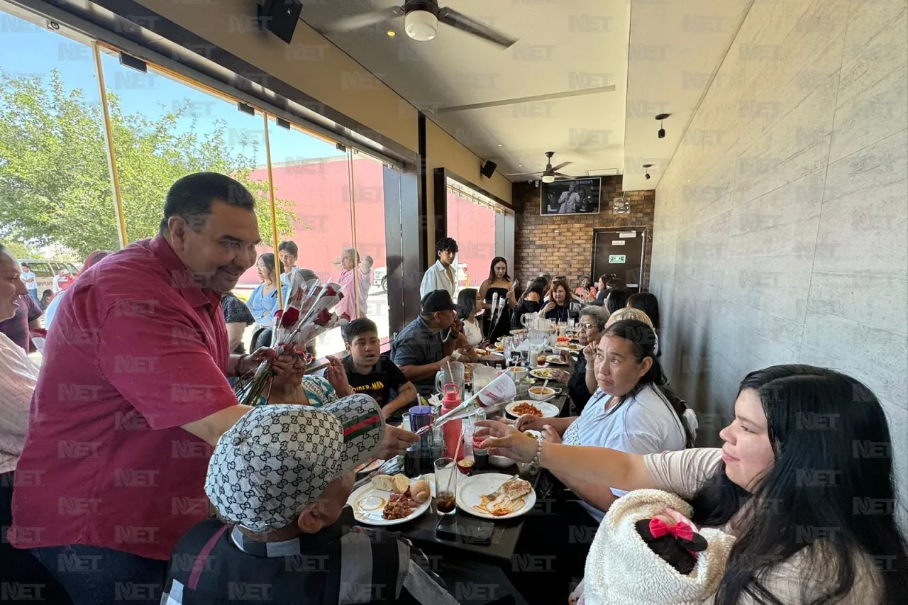 Celebran a mamá con buena compañía