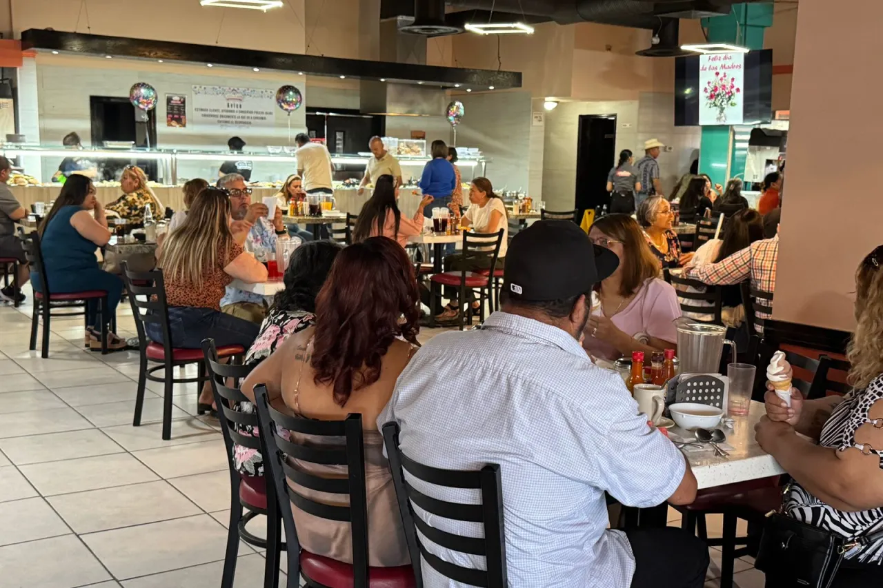 Celebran el Día de las Madres con desayunos y flores en Juárez